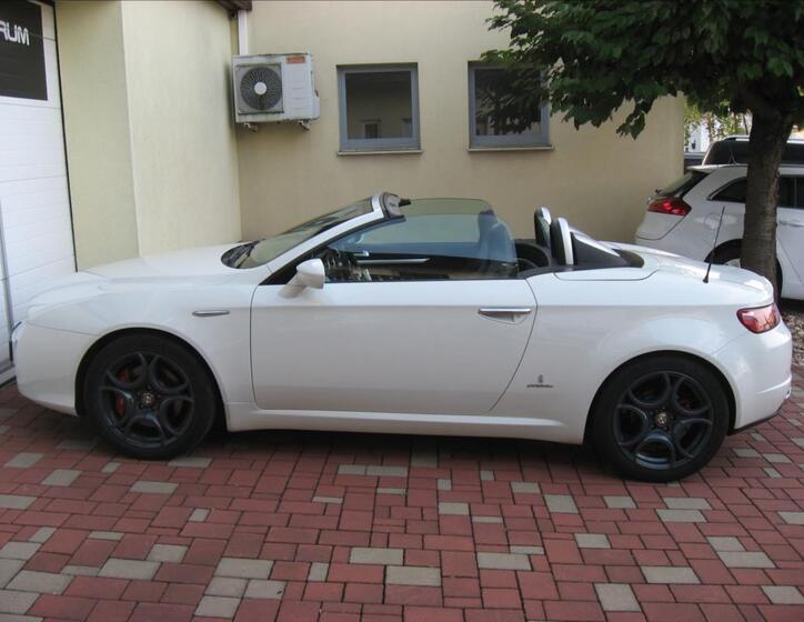 Alfa Romeo Spider 12
