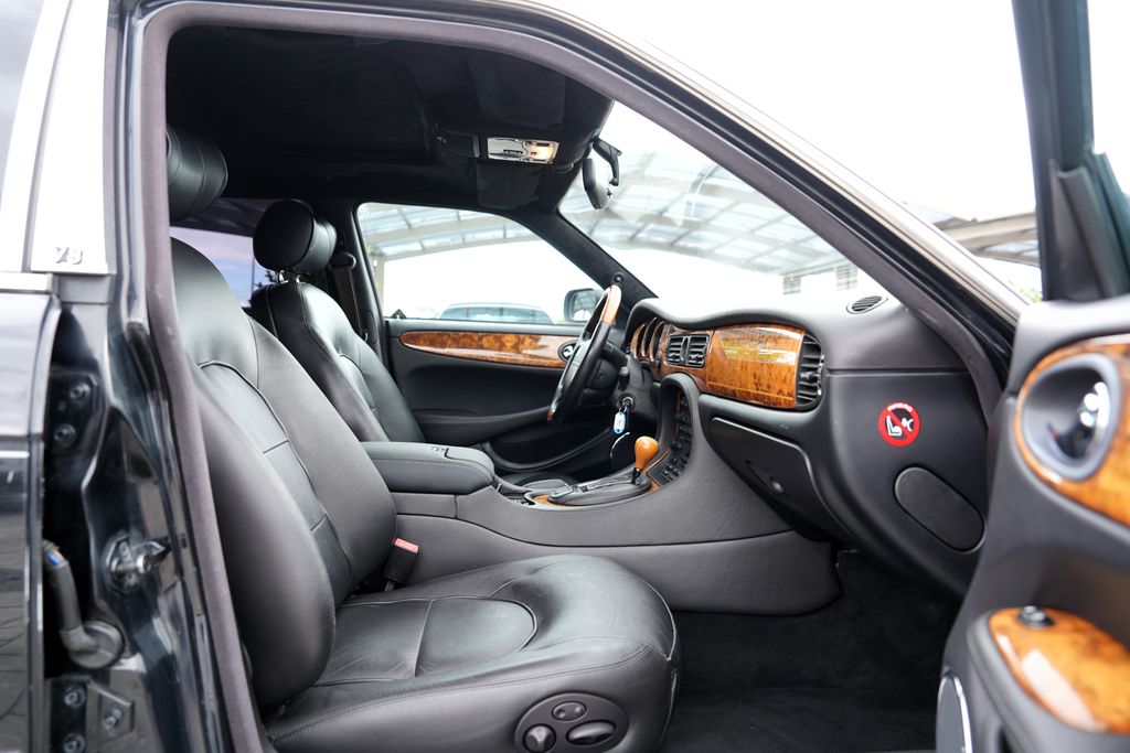 Jaguar XJR