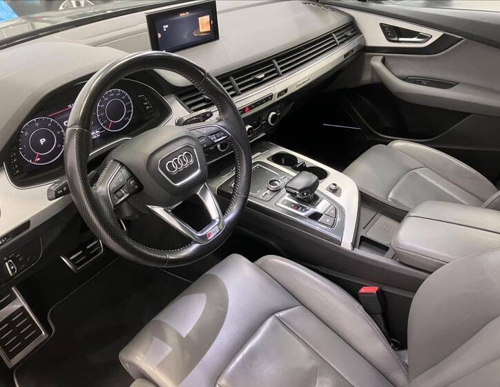 Audi Q7 6