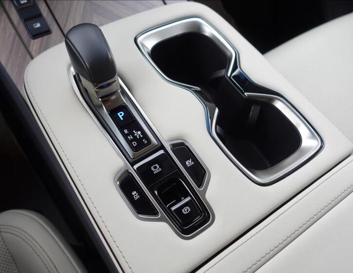 Lexus LM 350h 27