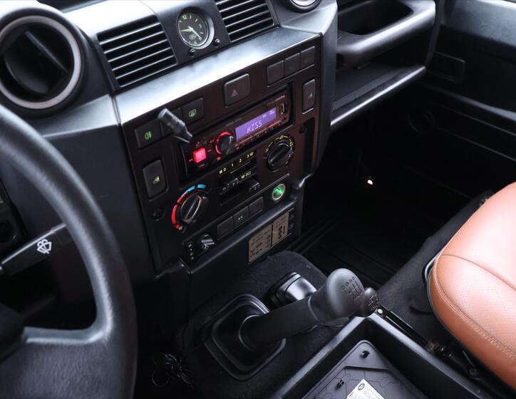 Land Rover Defender 21