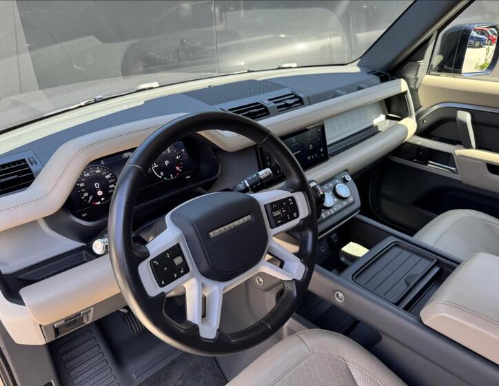 Land Rover Defender 12