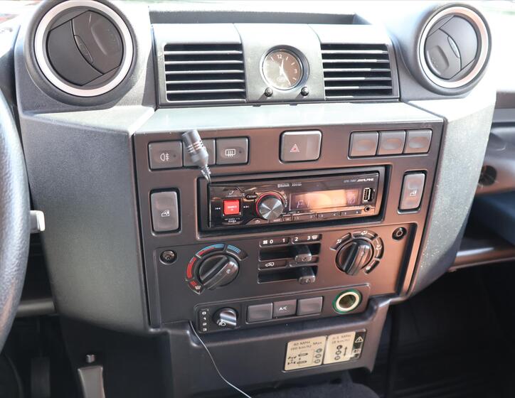 Land Rover Defender 24