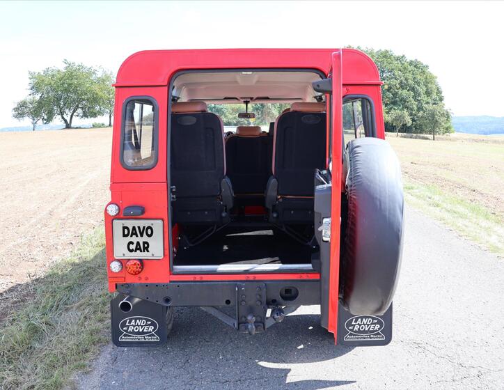 Land Rover Defender 9