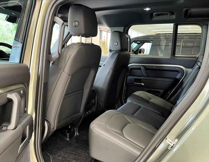 Land Rover Defender 32
