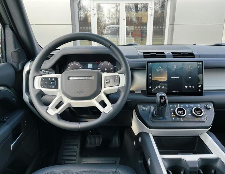 Land Rover Defender 10