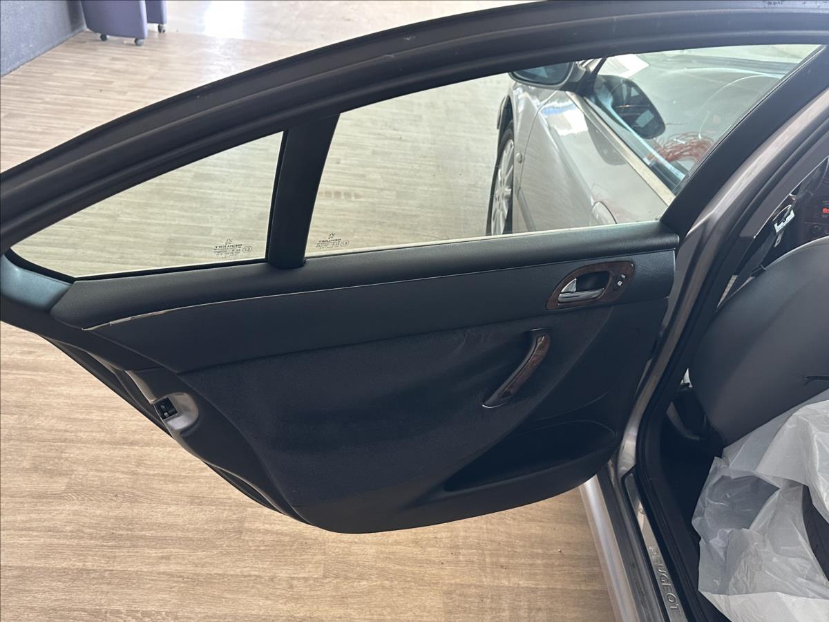 Peugeot 607