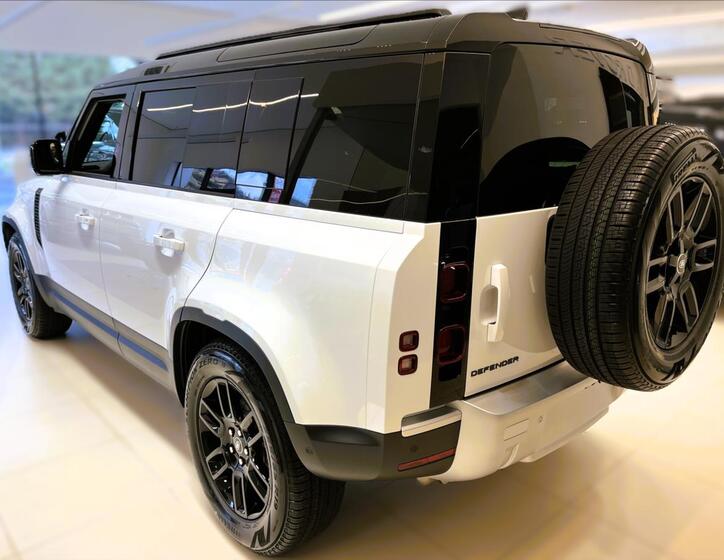 Land Rover Defender 3