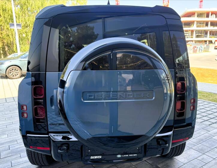 Land Rover Defender 5
