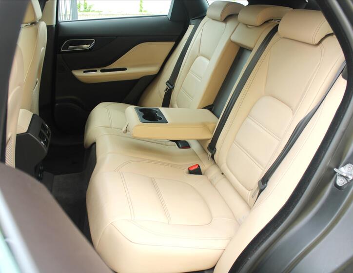 Jaguar F-Pace 11