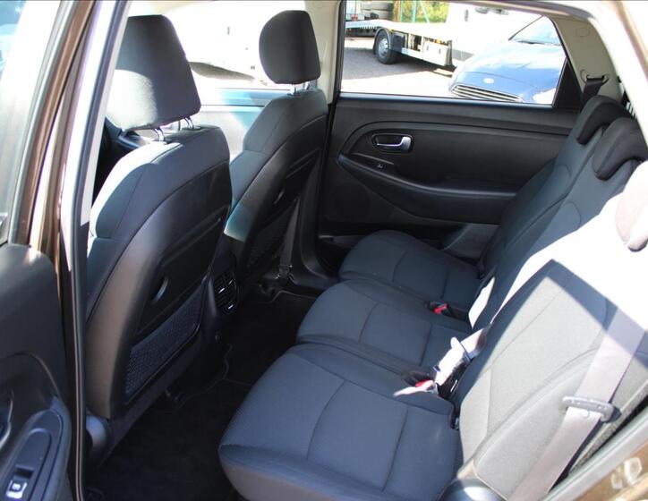 KIA Carens 26