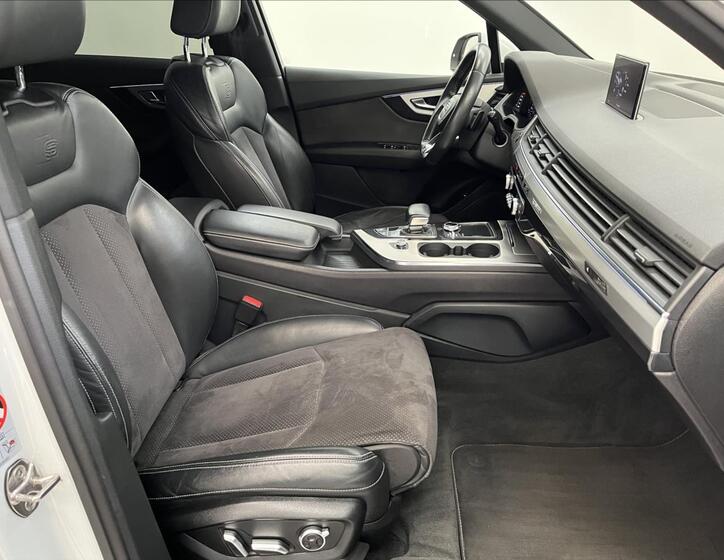 Audi Q7 25