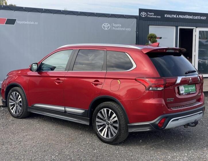 Mitsubishi Outlander 4