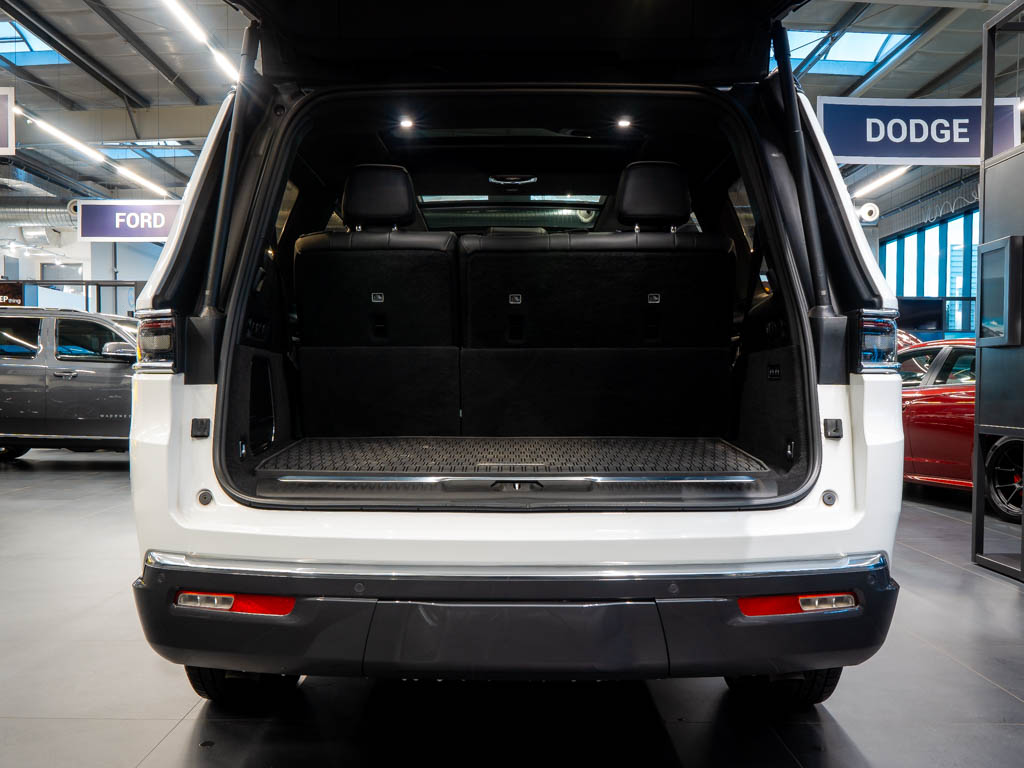 Jeep Grand Wagoneer