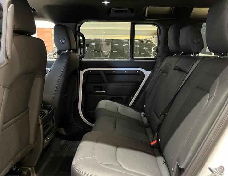 Land Rover Defender 24