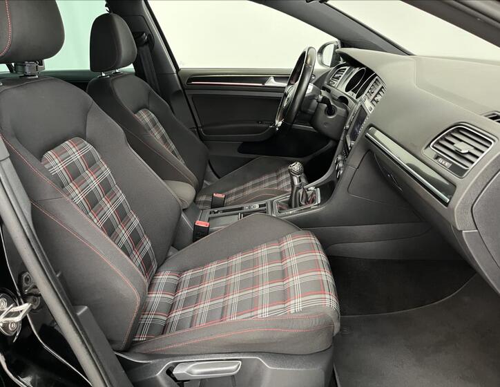 Volkswagen Golf 23
