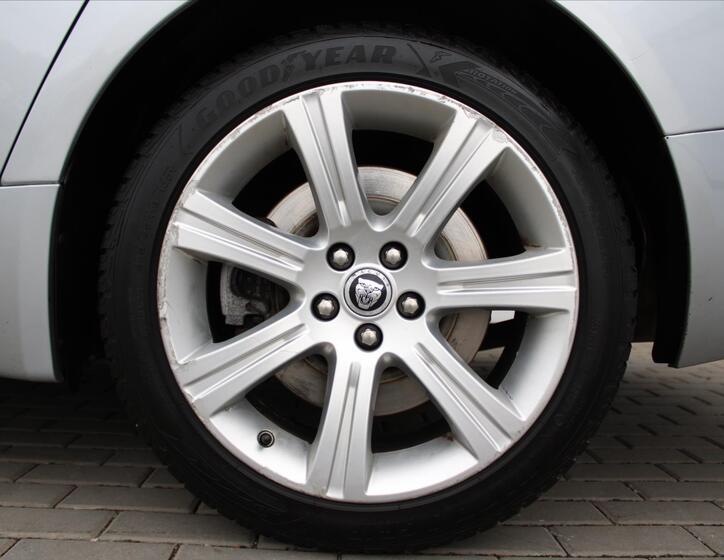 Jaguar XF 9