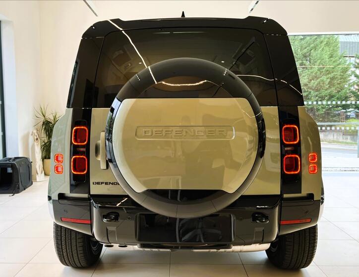 Land Rover Defender 6