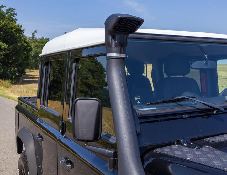 Land Rover Defender 28