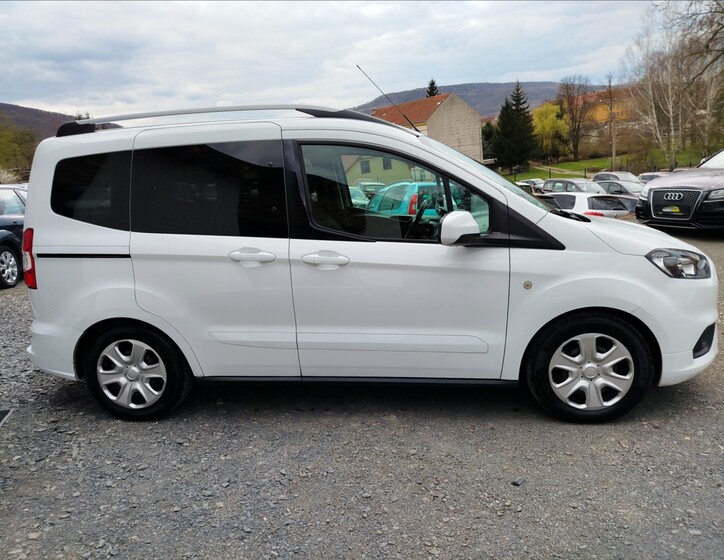 Ford Tourneo Courier 5