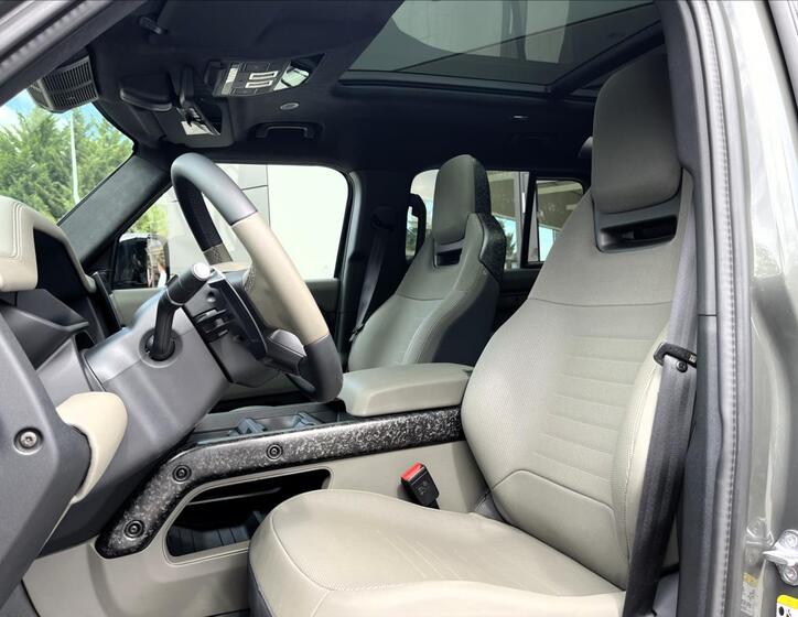 Land Rover Defender 17