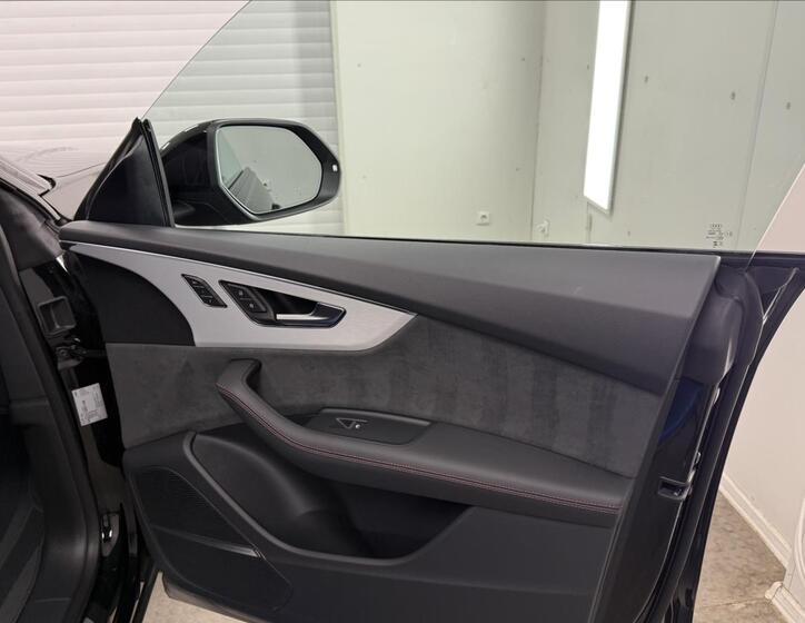 Audi Q8 19