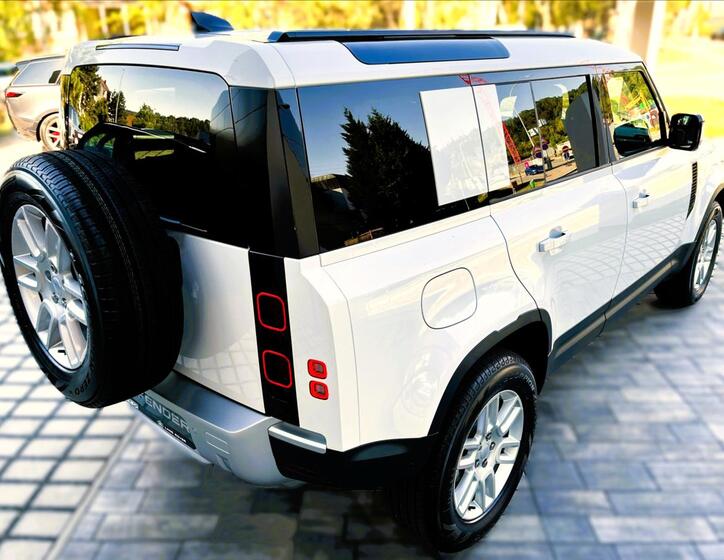 Land Rover Defender 10