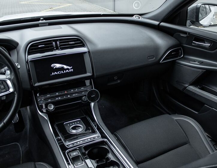 Jaguar XE 17
