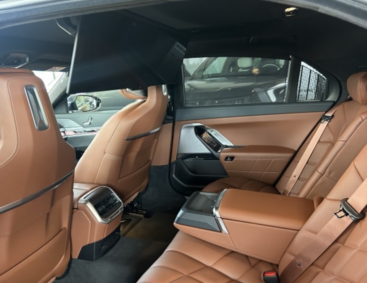BMW i7 17