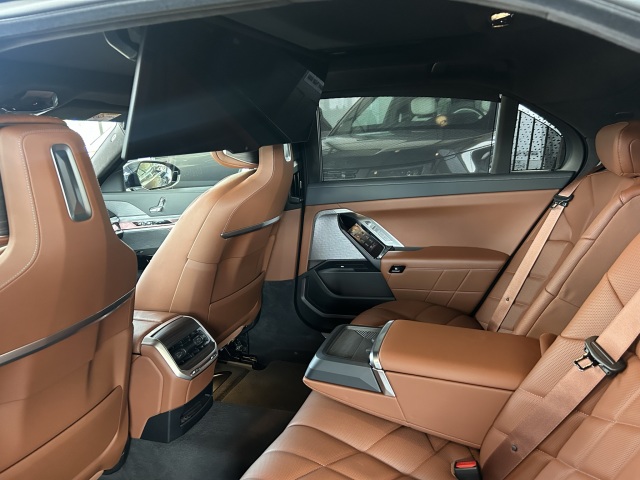 BMW i7