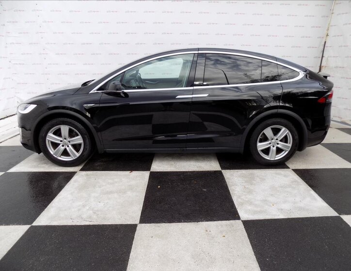 Tesla Model X 3