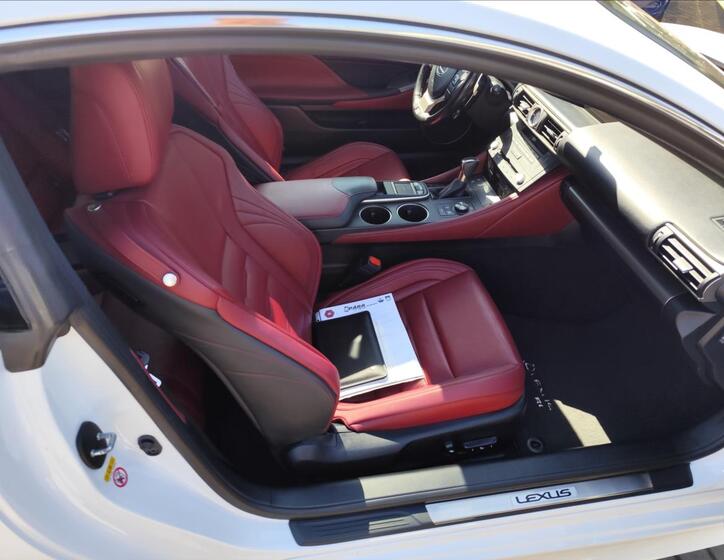Lexus RC 300h 38