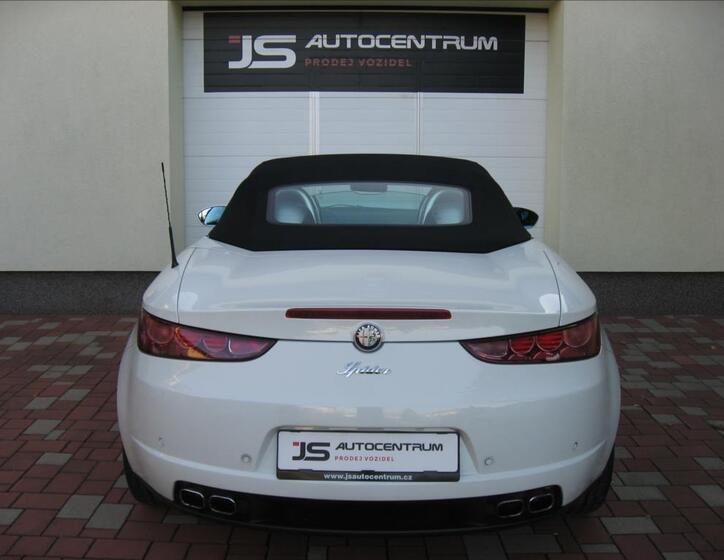 Alfa Romeo Spider 8