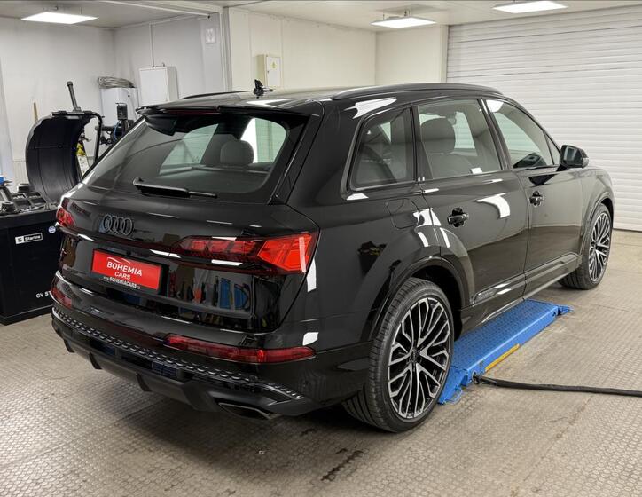 Audi Q7 6