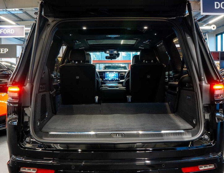 Jeep Grand Wagoneer 6