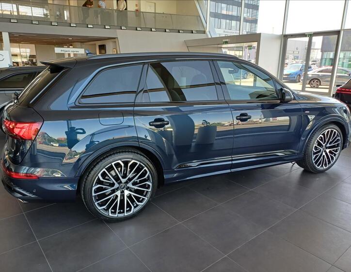 Audi Q7 4