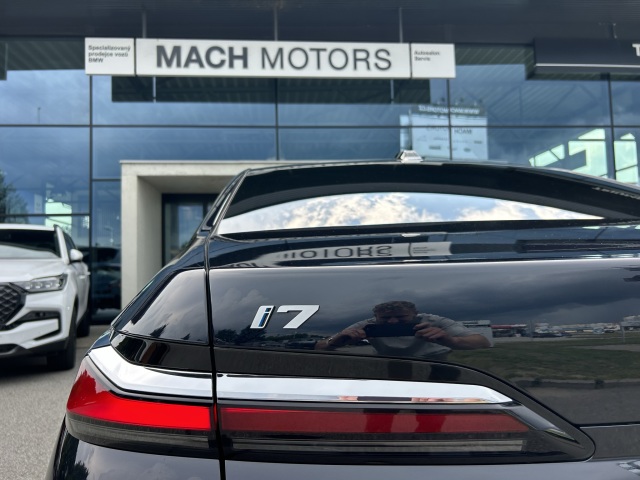 BMW i7
