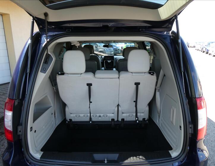 Chrysler Town & Country 28