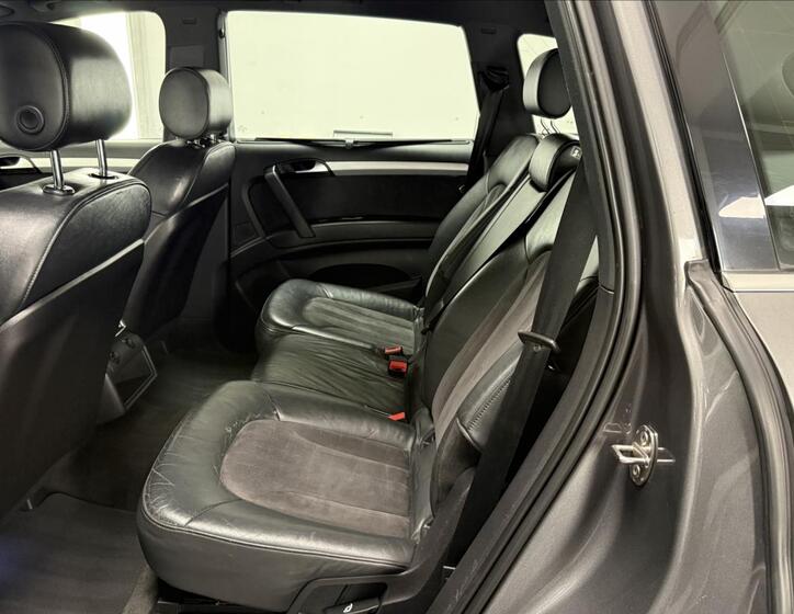 Audi Q7 8