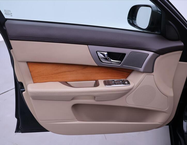 Jaguar XF 10