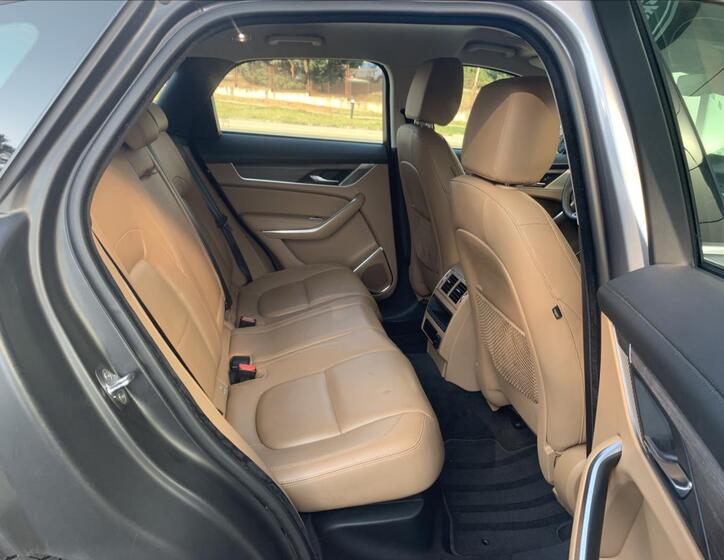 Jaguar F-Pace 12