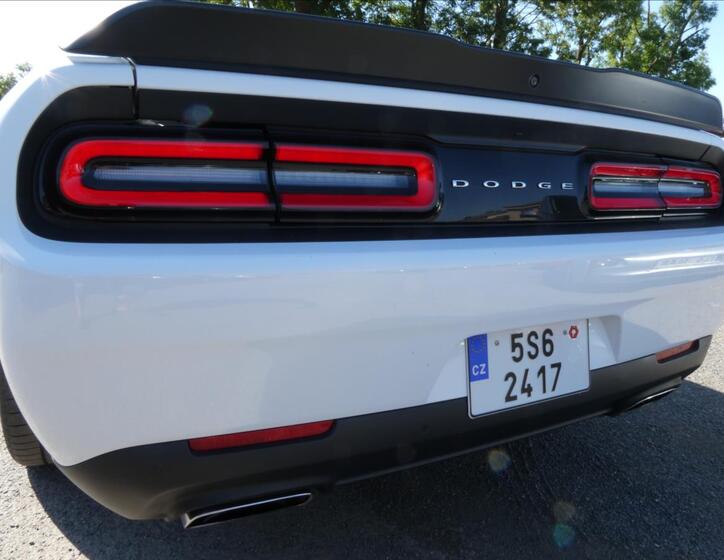 Dodge Challenger 8