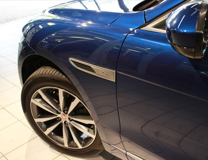 Jaguar F-Pace 8