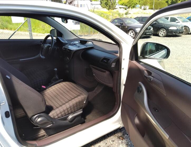Toyota iQ 9