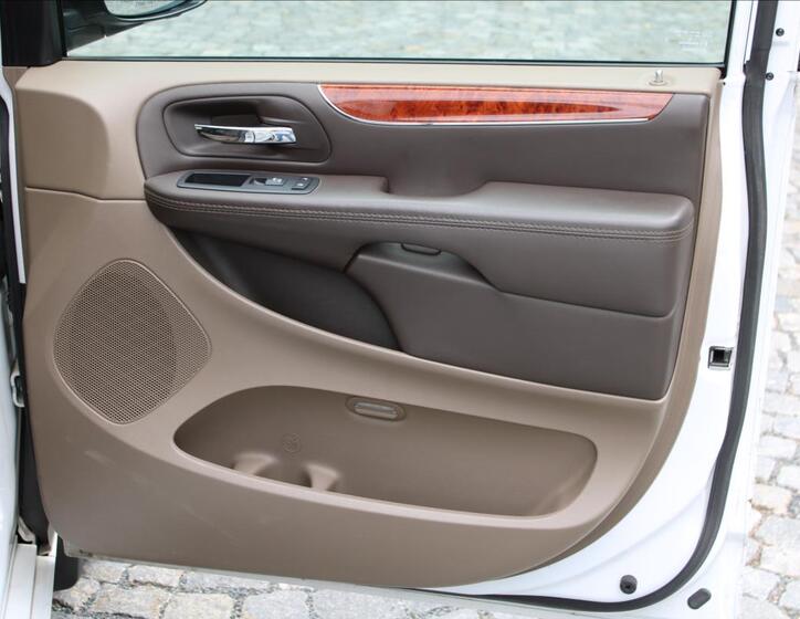 Chrysler Town & Country 30