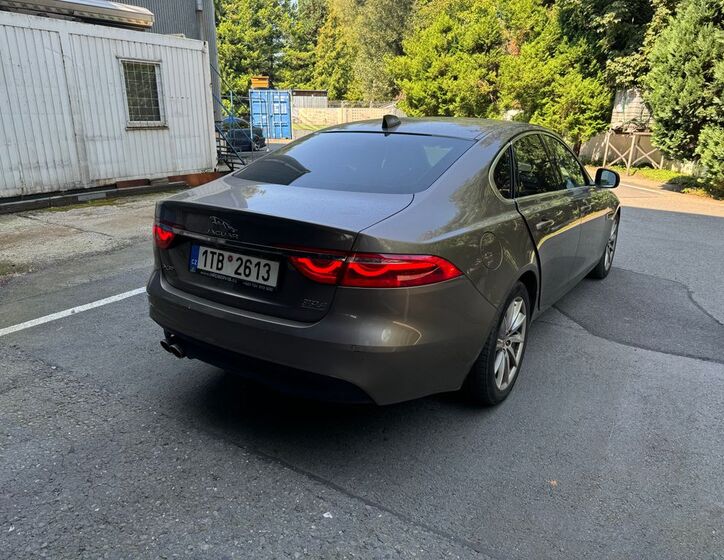 Jaguar XF 9