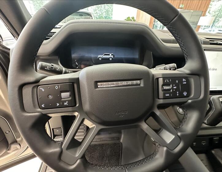 Land Rover Defender 6