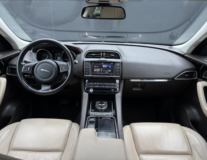 Jaguar F-Pace 14
