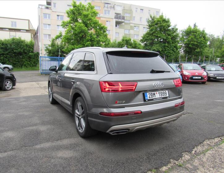 Audi Q7 6
