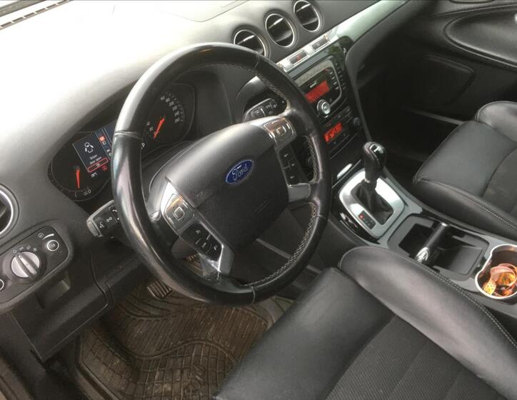 Ford Galaxy 9